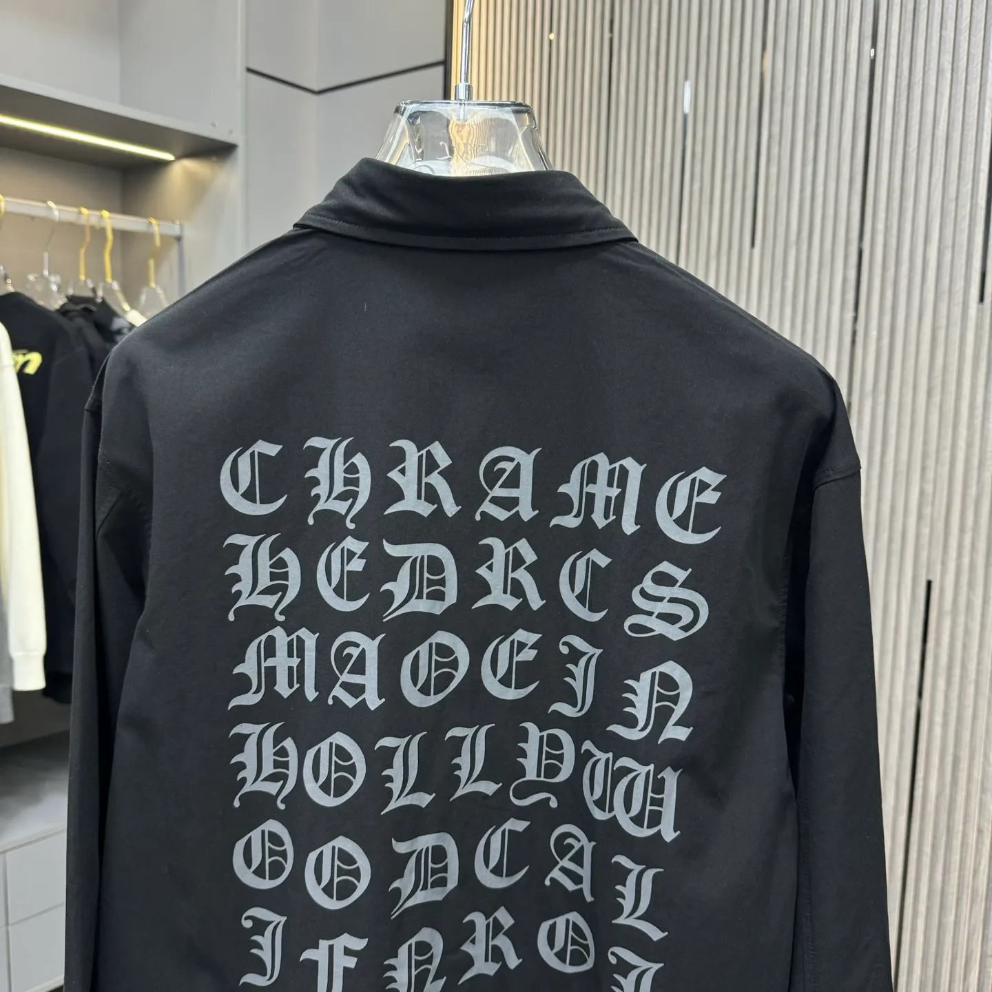🅿️310 new arrival🆕 CH Croix heart horseshoe printing technology with hardware fasteners｜Lapel mid-length shirt jacket with horseshoe logo; letter logo buttons on the upper body, the effect is straight and stylish; cufflinks are all cross buttons, with hemming treatment on the inside; noteworthy details are included, the square mark on the hem must be a three-line motorcycle, not sewn by a flat machine. One piece is overweight, this quality is only available in red Color: Black White Size: S-xxl